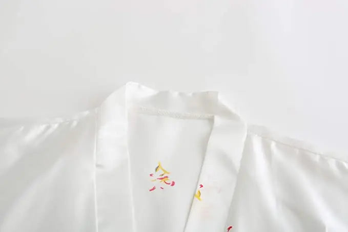 Bata de mujer de estilo kimono y acabado satinado