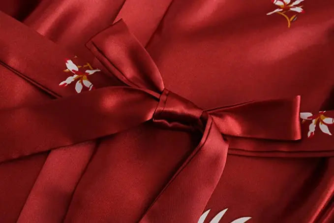 Bata de mujer de estilo kimono y acabado satinado