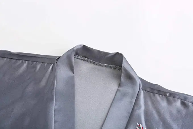 Bata de mujer de estilo kimono y acabado satinado