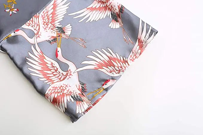 Bata de mujer de estilo kimono y acabado satinado