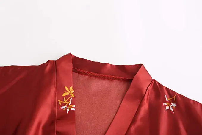 Bata de mujer de estilo kimono y acabado satinado