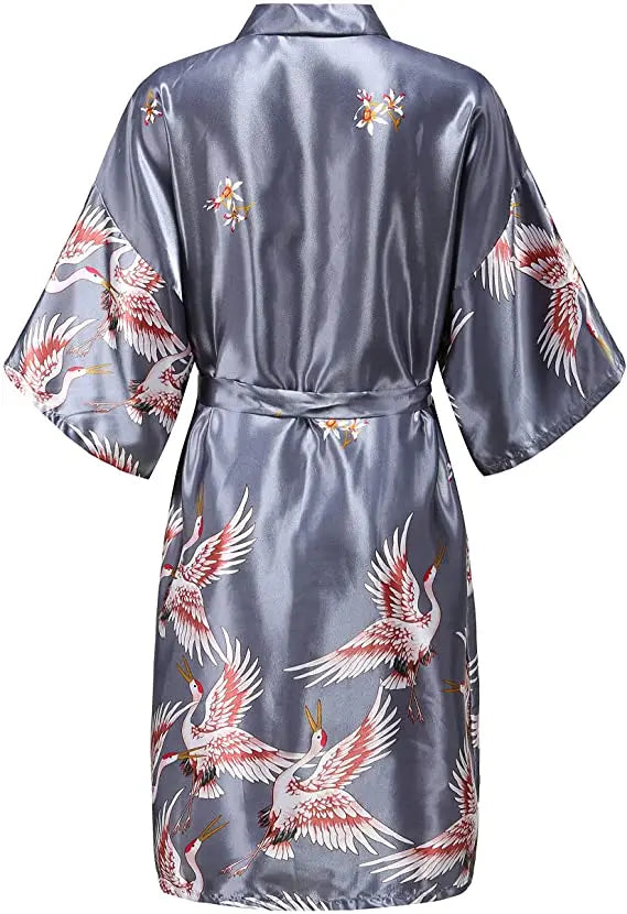 Bata de mujer de estilo kimono y acabado satinado