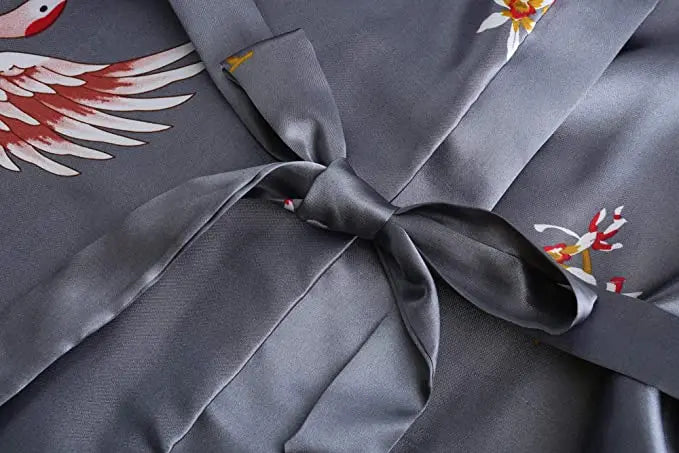 Bata de mujer de estilo kimono y acabado satinado