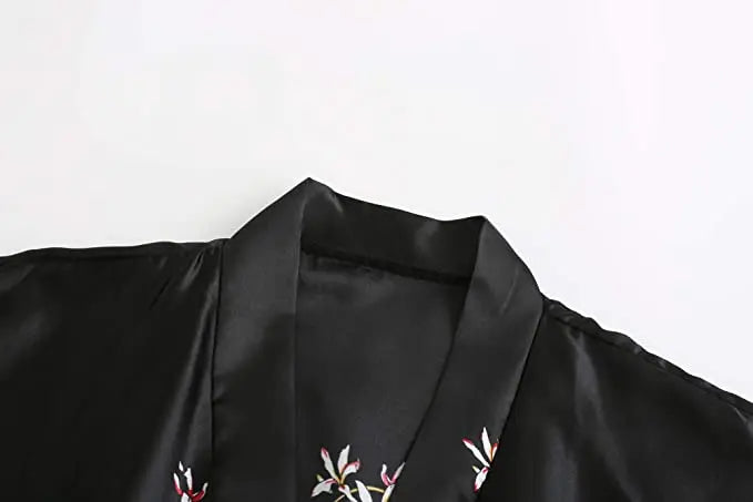Bata de mujer de estilo kimono y acabado satinado