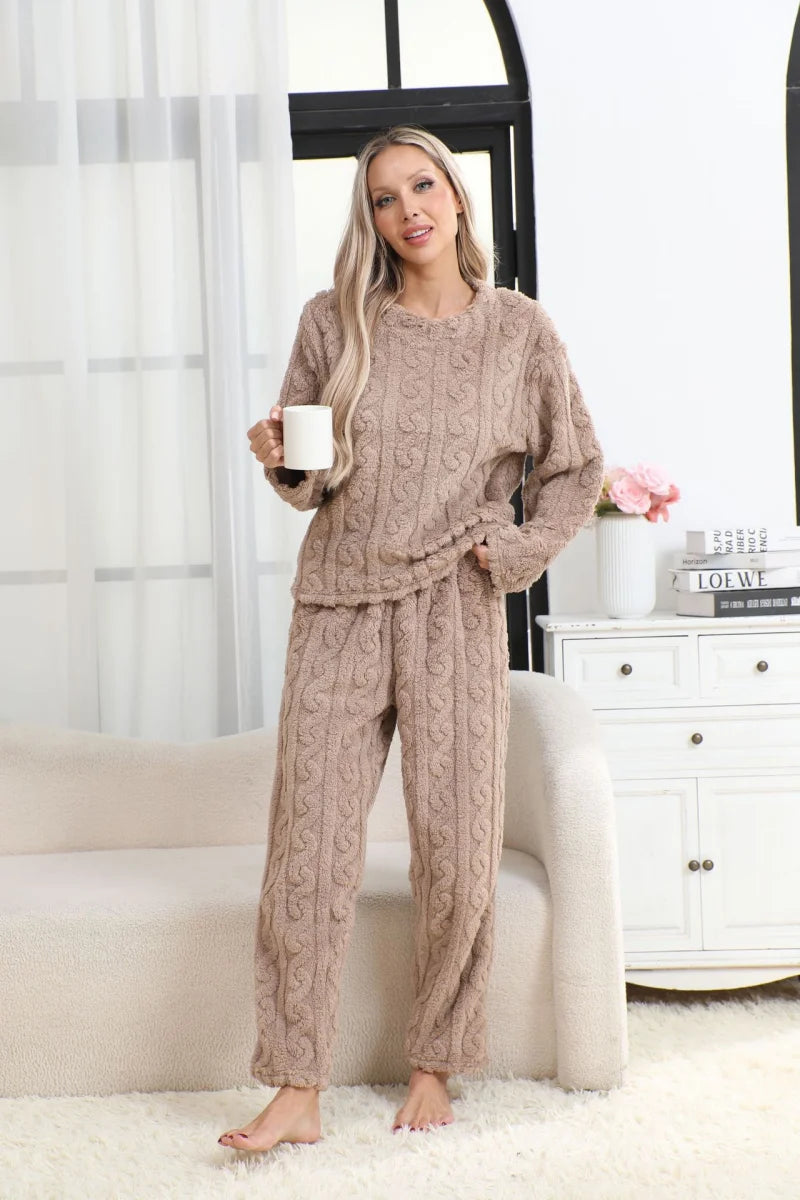 Pijama abrigado de mujer con textura jacquard y cuello redondo
