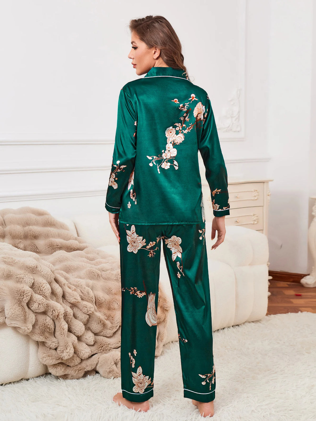 Pijama satinado floral con pantalón largo y vivos a contraste