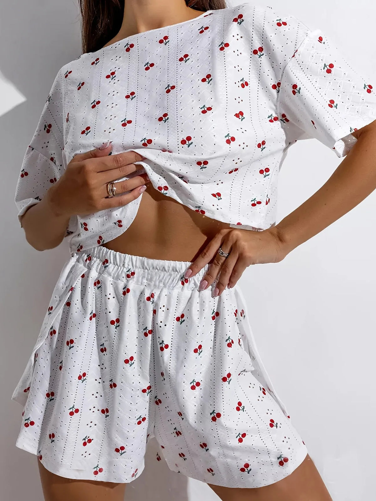 Pijama de mujer con remera holgada y short de cintura elástica