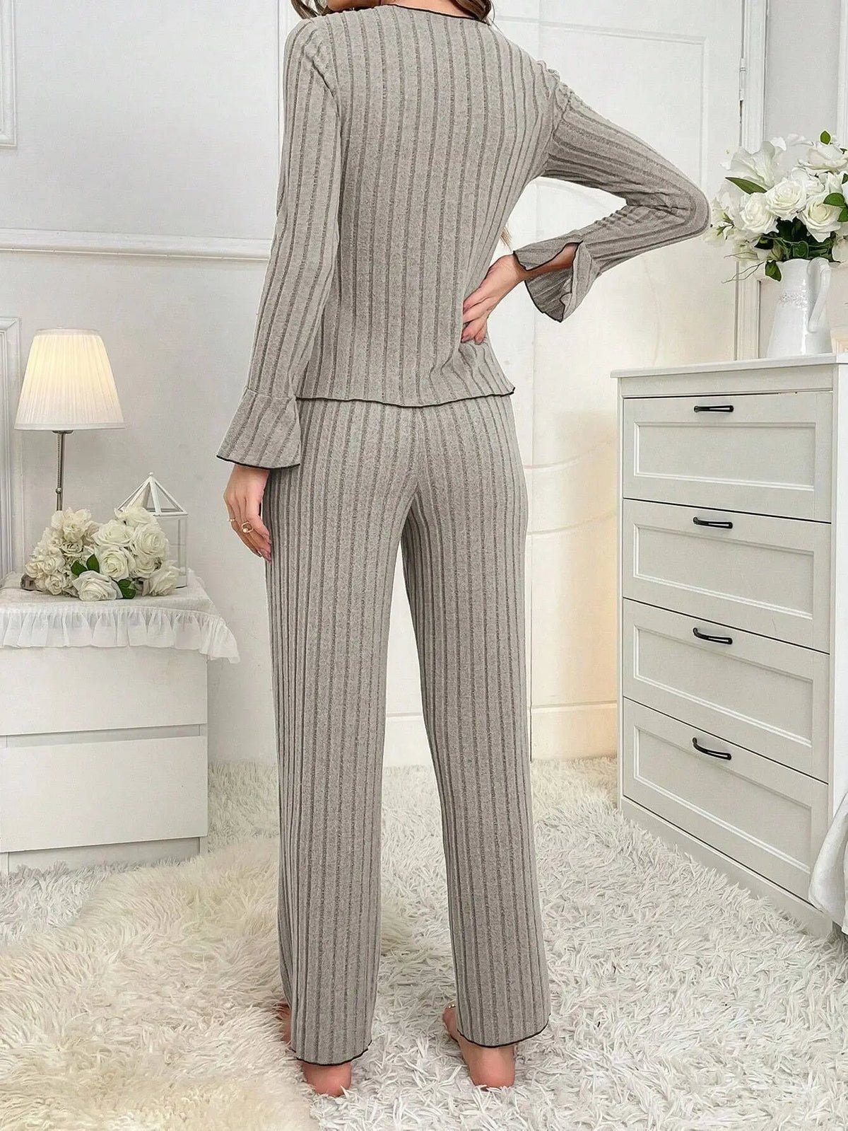 Pijama largo de mujer liso con solapas y detalle de moño
