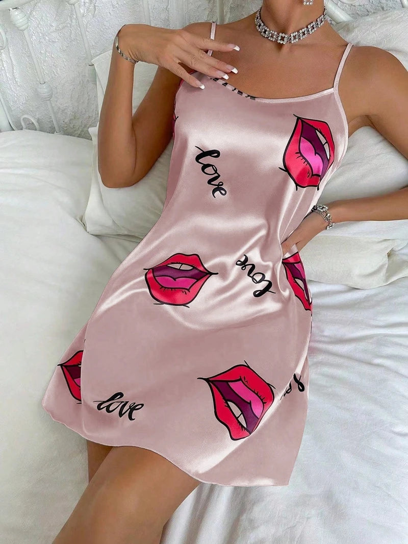 Camisón corto satinado con breteles regulables y estampados