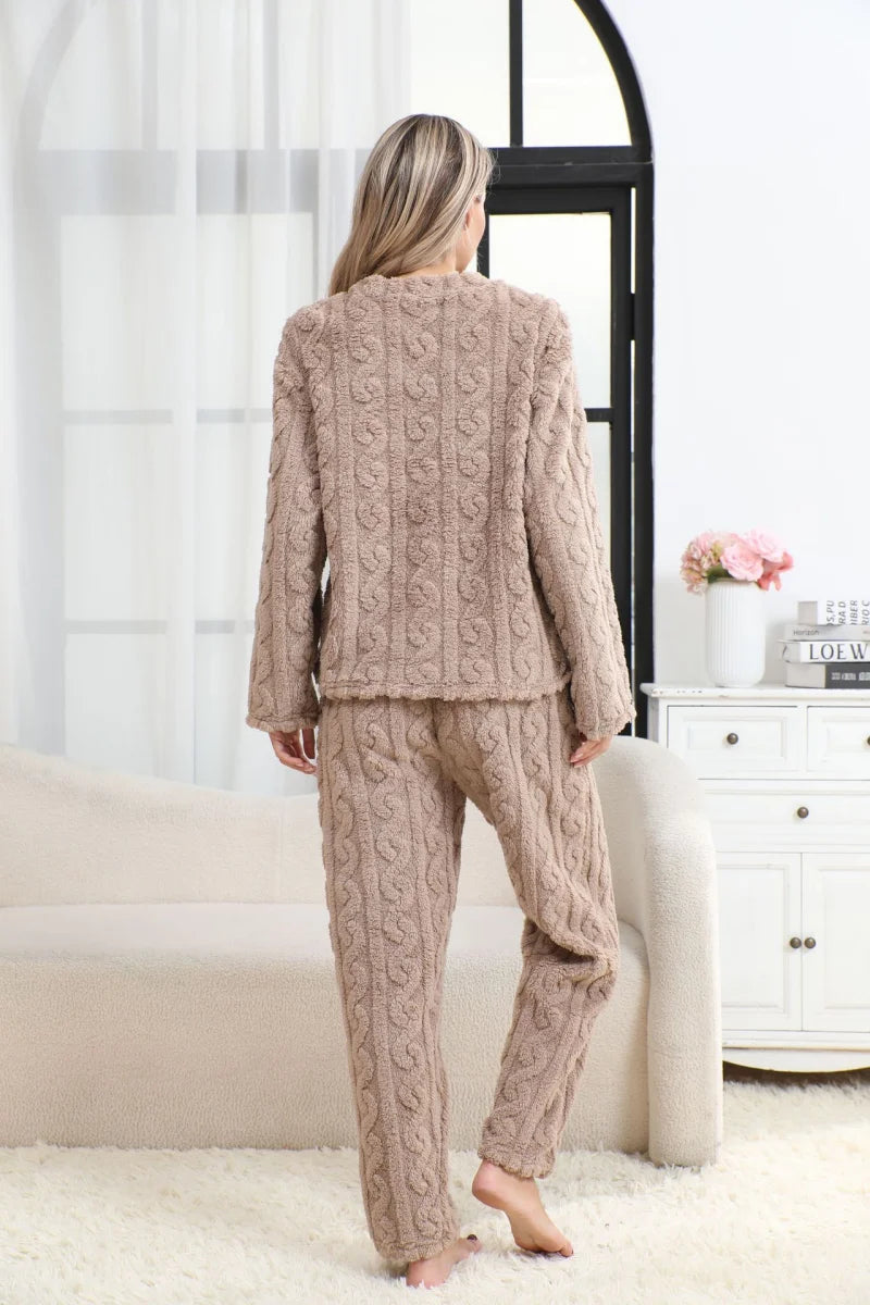 Pijama abrigado de mujer con textura jacquard y cuello redondo