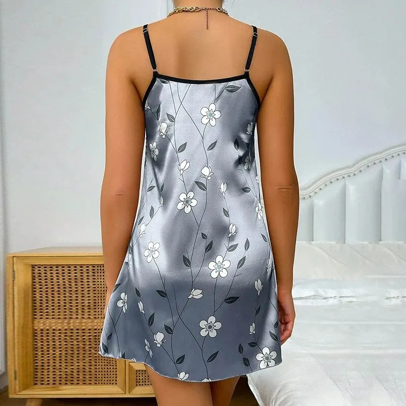 Camisón corto satinado con breteles regulables y estampados