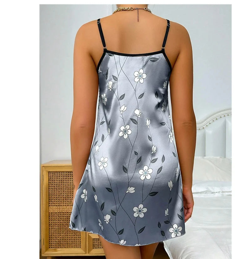 Camisón corto satinado con breteles regulables y estampados
