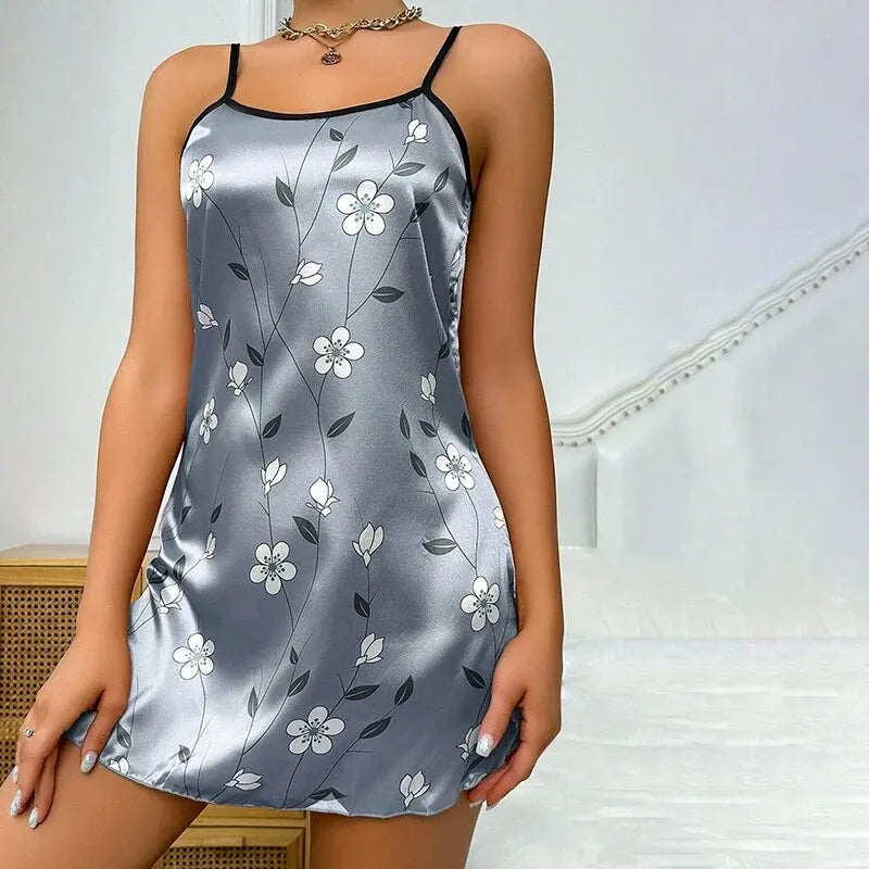 Camisón corto satinado con breteles regulables y estampados