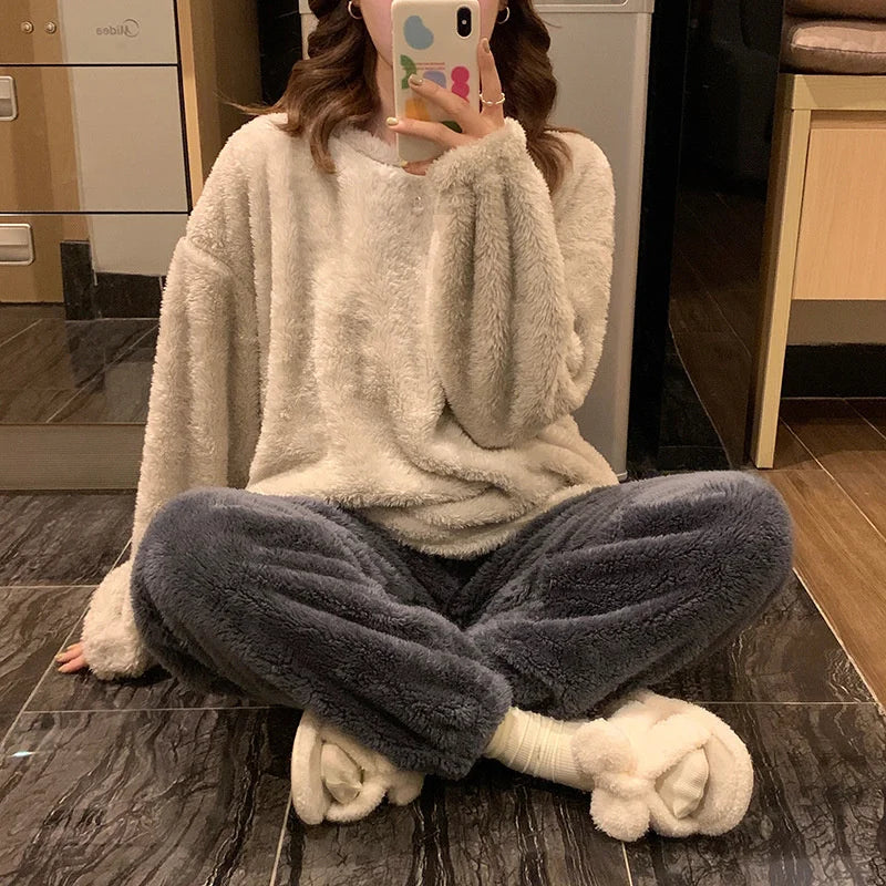 Pijama abrigado de mujer liso con acabado aterciopelado