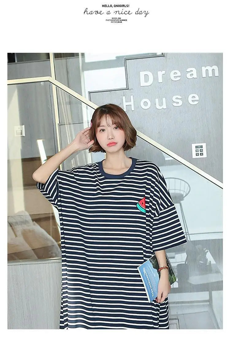 Camisón largo de mujer a rayas con cuello redondo