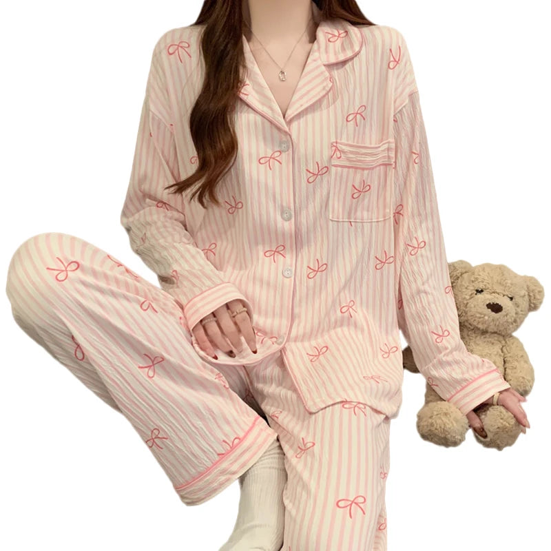Pijama largo de mujer con diseño de moños y solapas