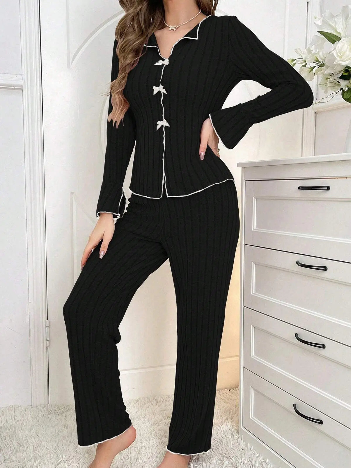 Pijama largo de mujer liso con solapas y detalle de moño