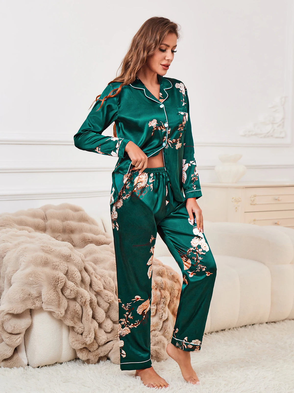 Pijama satinado floral con pantalón largo y vivos a contraste