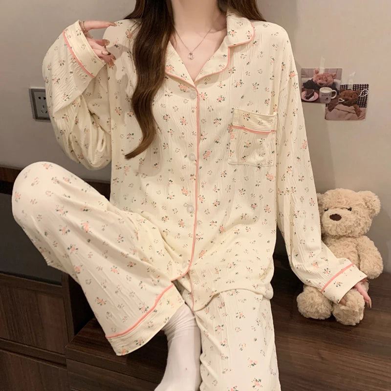 Pijama largo de mujer con diseño de moños y solapas