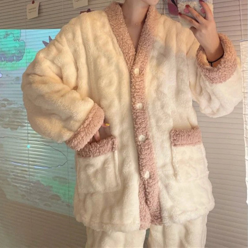 Pijama abrigado de mujer de polar coral con escote en V