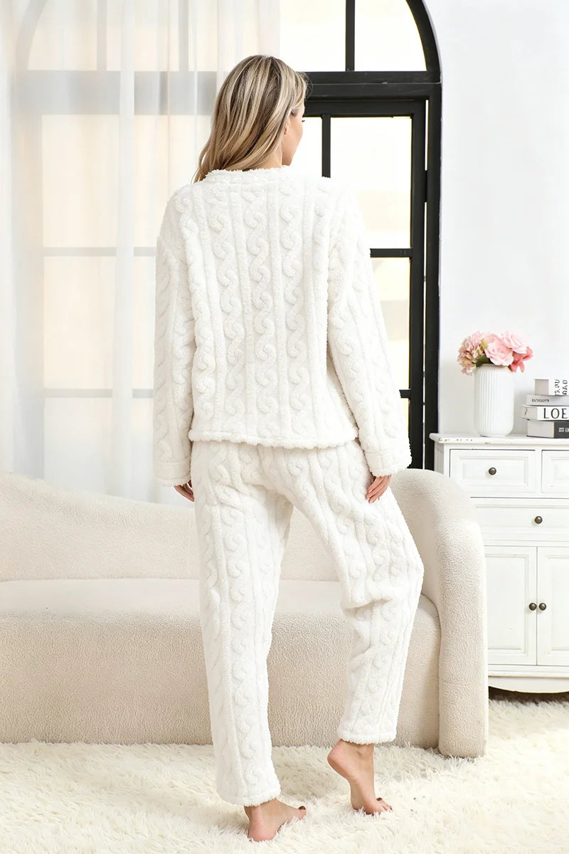 Pijama abrigado de mujer con textura jacquard y cuello redondo