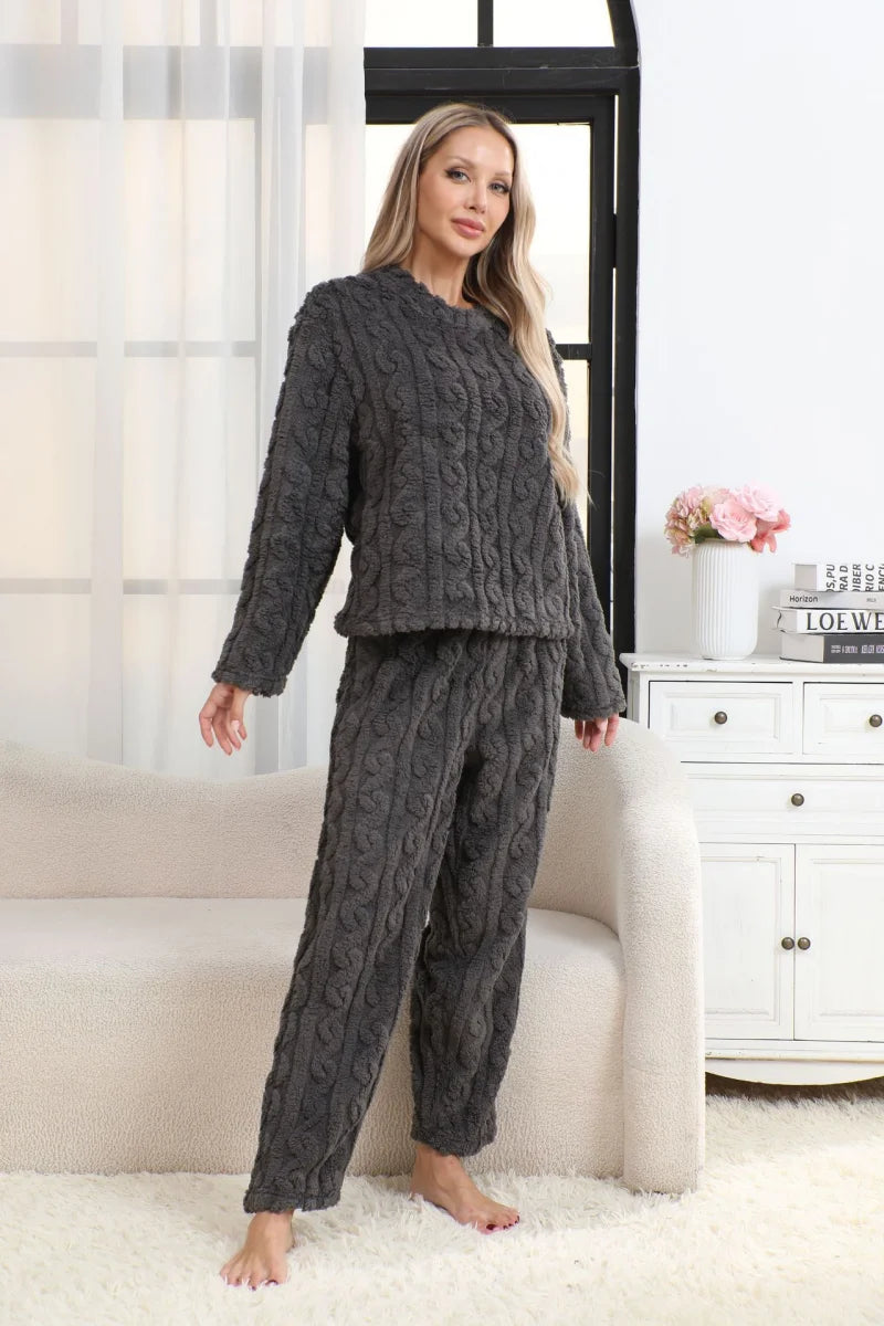 Pijama abrigado de mujer con textura jacquard y cuello redondo