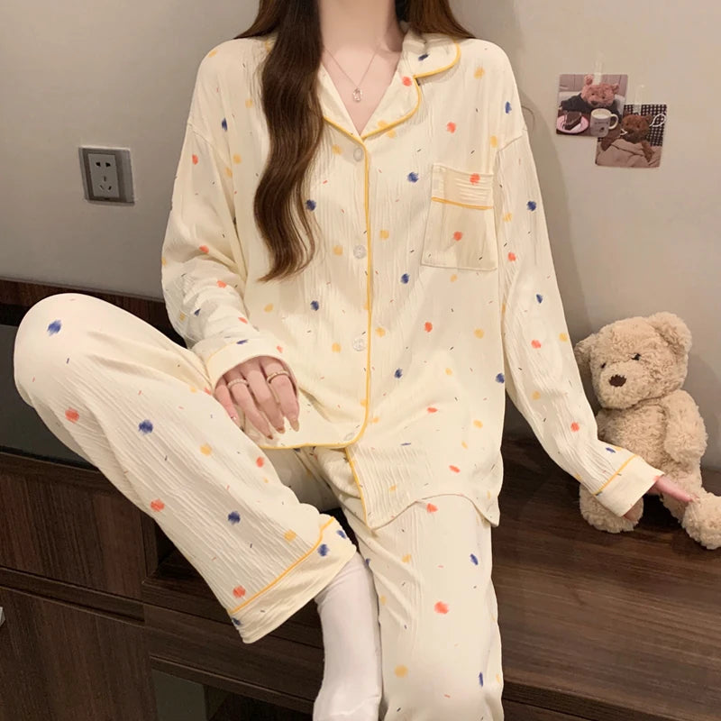 Pijama largo de mujer con diseño de moños y solapas