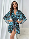 Bata corta de mujer animal print con cinturón