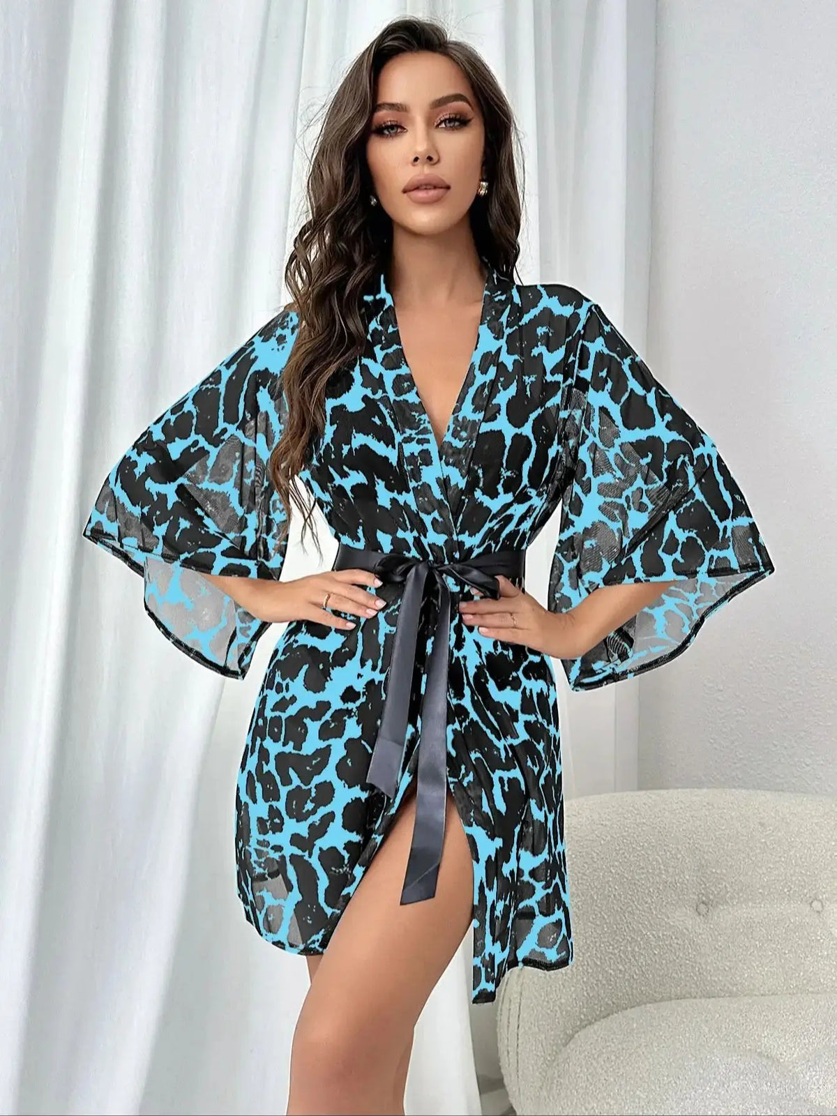 Bata corta de mujer animal print con cinturón