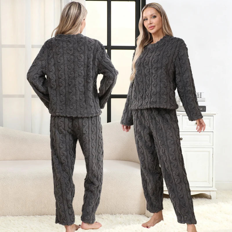 Pijama abrigado de mujer con textura jacquard y cuello redondo