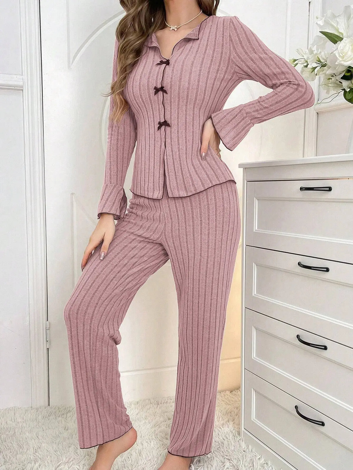 Pijama largo de mujer liso con solapas y detalle de moño