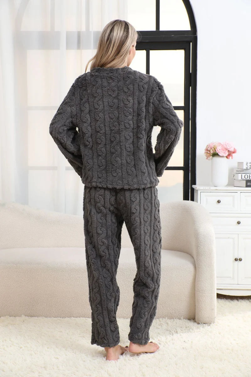 Pijama abrigado de mujer con textura jacquard y cuello redondo