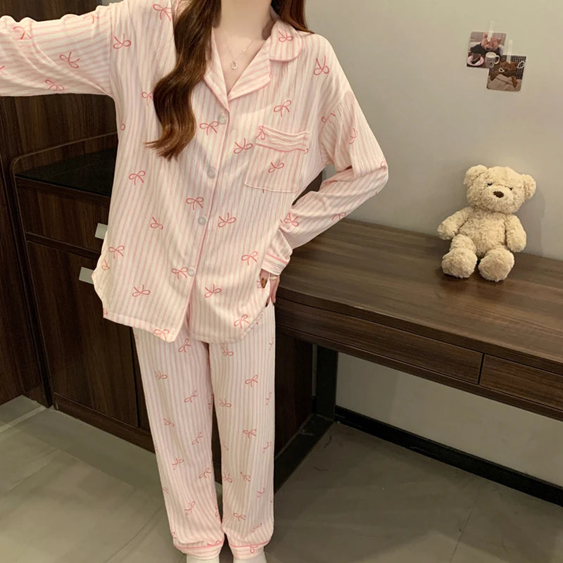 Pijama largo de mujer con diseño de moños y solapas