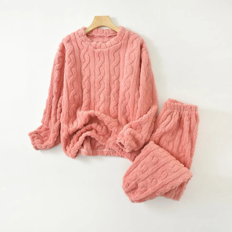 Pijama abrigado de mujer con textura jacquard y cuello redondo
