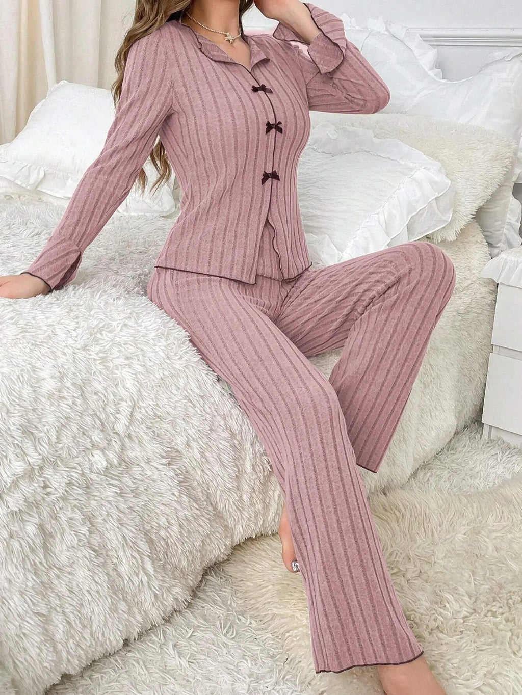 Pijama largo de mujer liso con solapas y detalle de moño