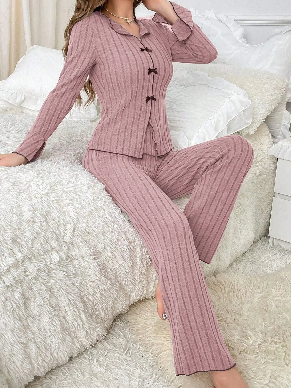 Pijama largo de mujer liso con solapas y detalle de moño