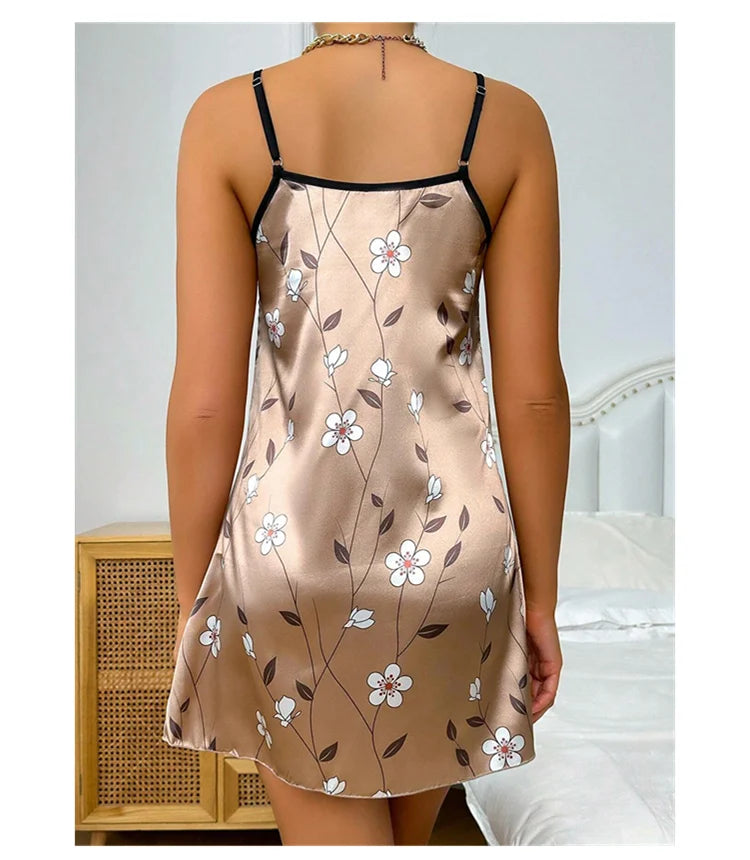 Camisón corto satinado con breteles regulables y estampados
