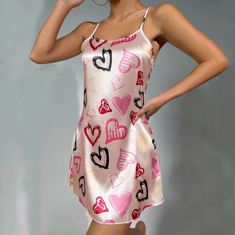 Camisón corto satinado con breteles regulables y estampados