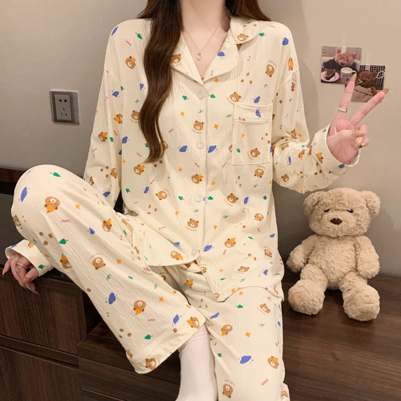 Pijama largo de mujer con diseño de moños y solapas