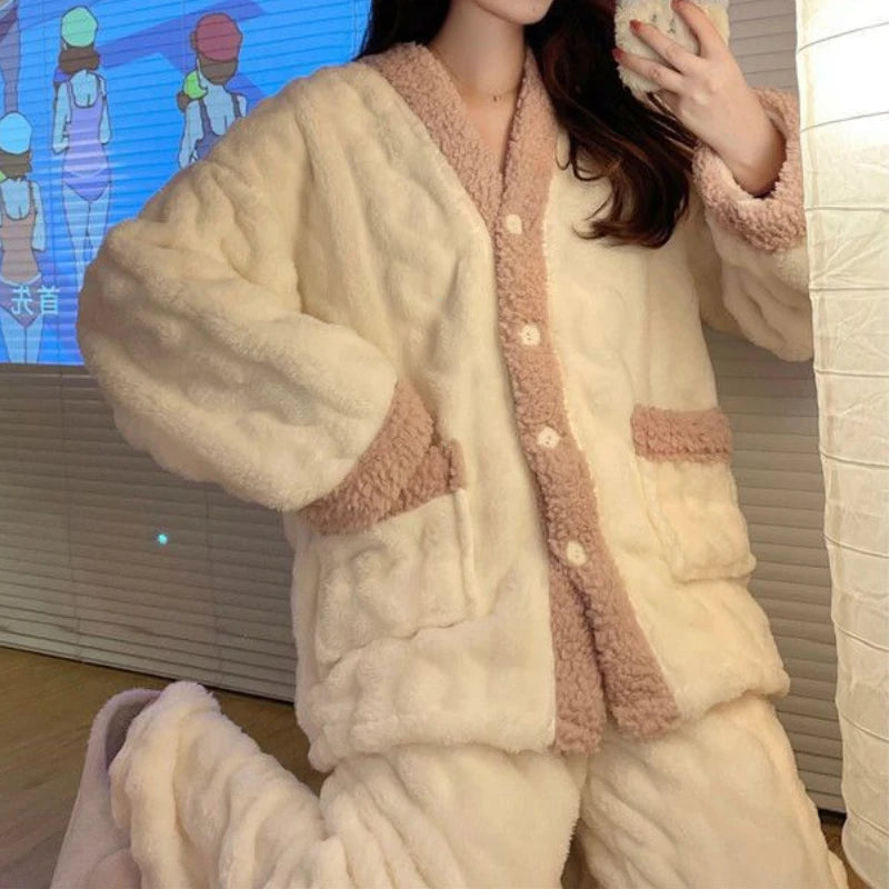 Pijama abrigado de mujer de polar coral con escote en V