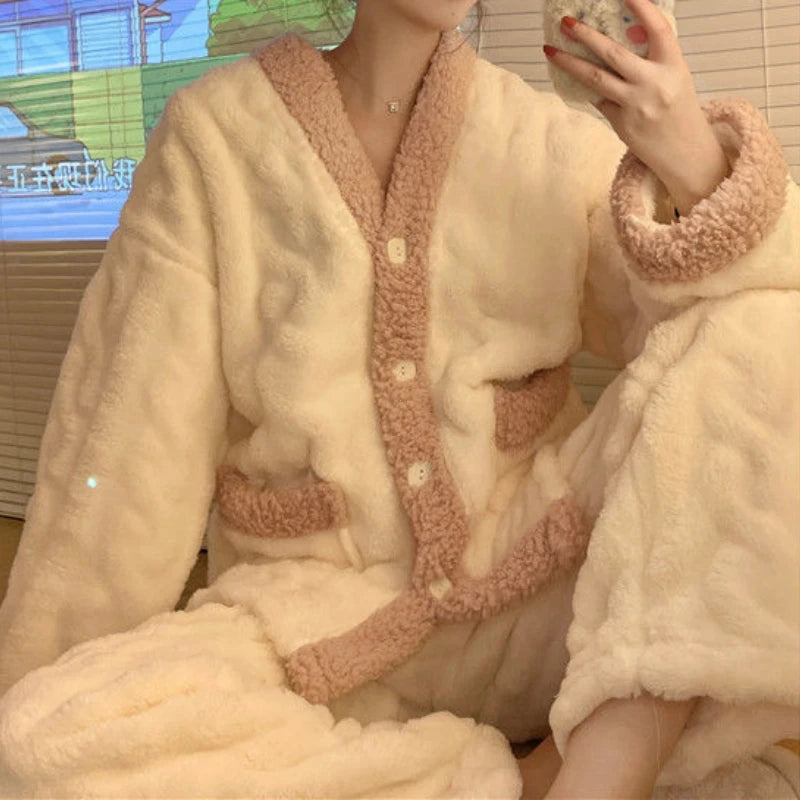 Pijama abrigado de mujer de polar coral con escote en V
