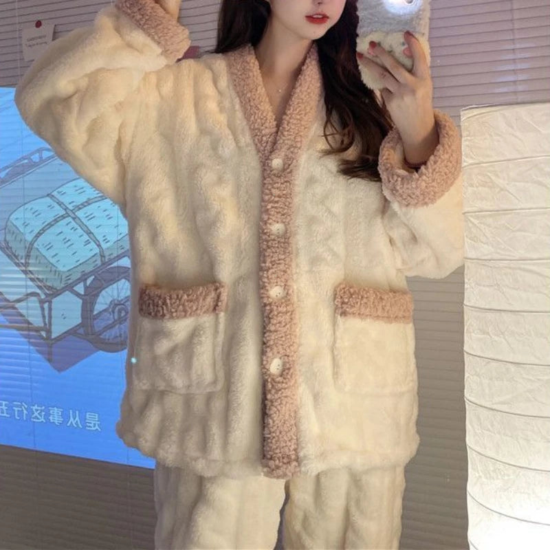 Pijama abrigado de mujer de polar coral con escote en V