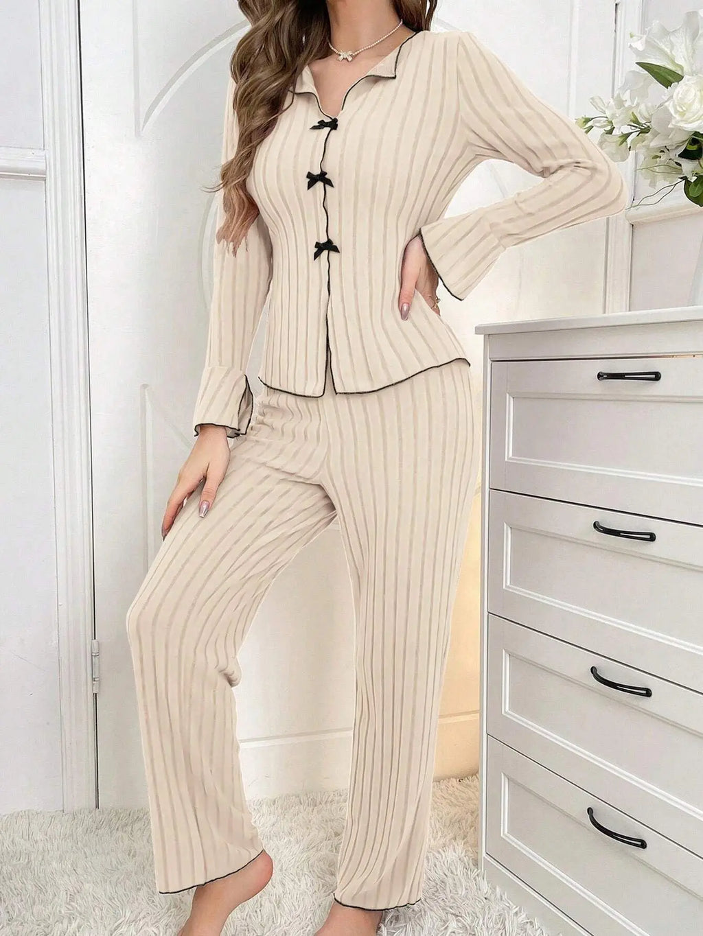 Pijama largo de mujer liso con solapas y detalle de moño