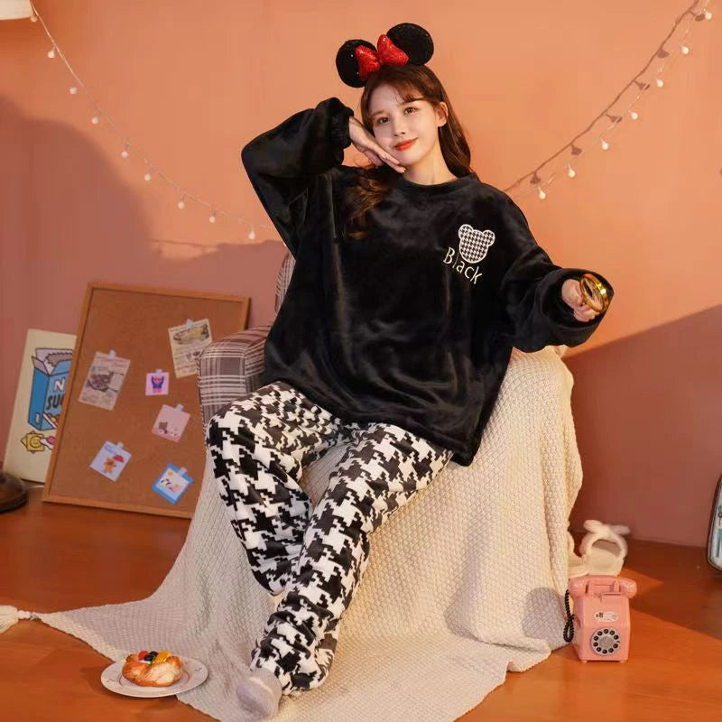 Pijama abrigado de mujer de polar con pantalón estampado