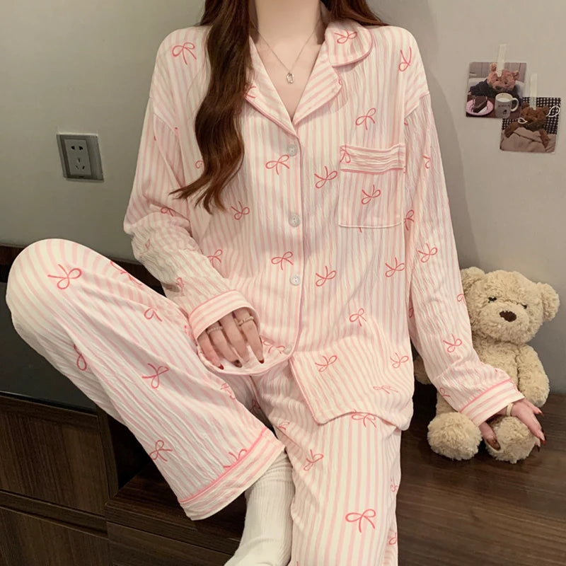 Pijama largo de mujer con diseño de moños y solapas