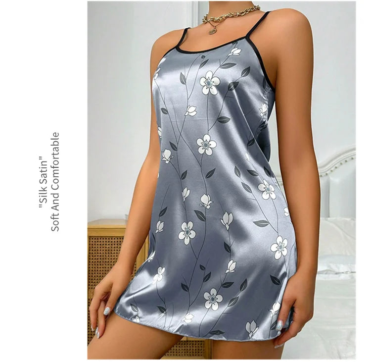 Camisón corto satinado con breteles regulables y estampados