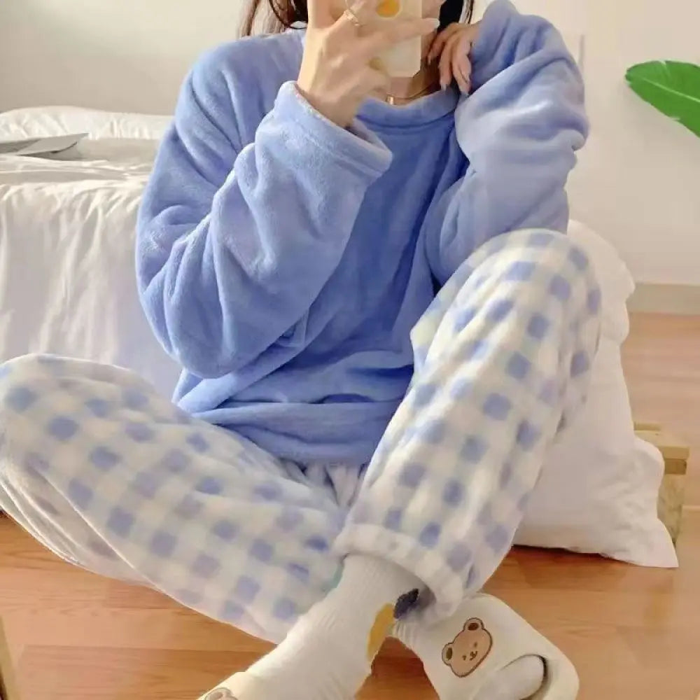 Pijama abrigado de mujer de polar con pantalón estampado