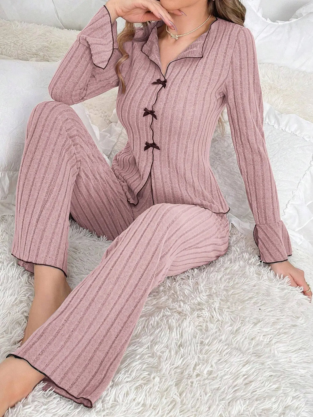 Pijama largo de mujer liso con solapas y detalle de moño