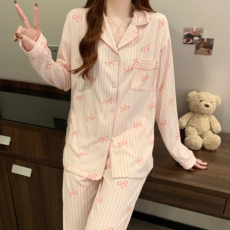 Pijama largo de mujer con diseño de moños y solapas