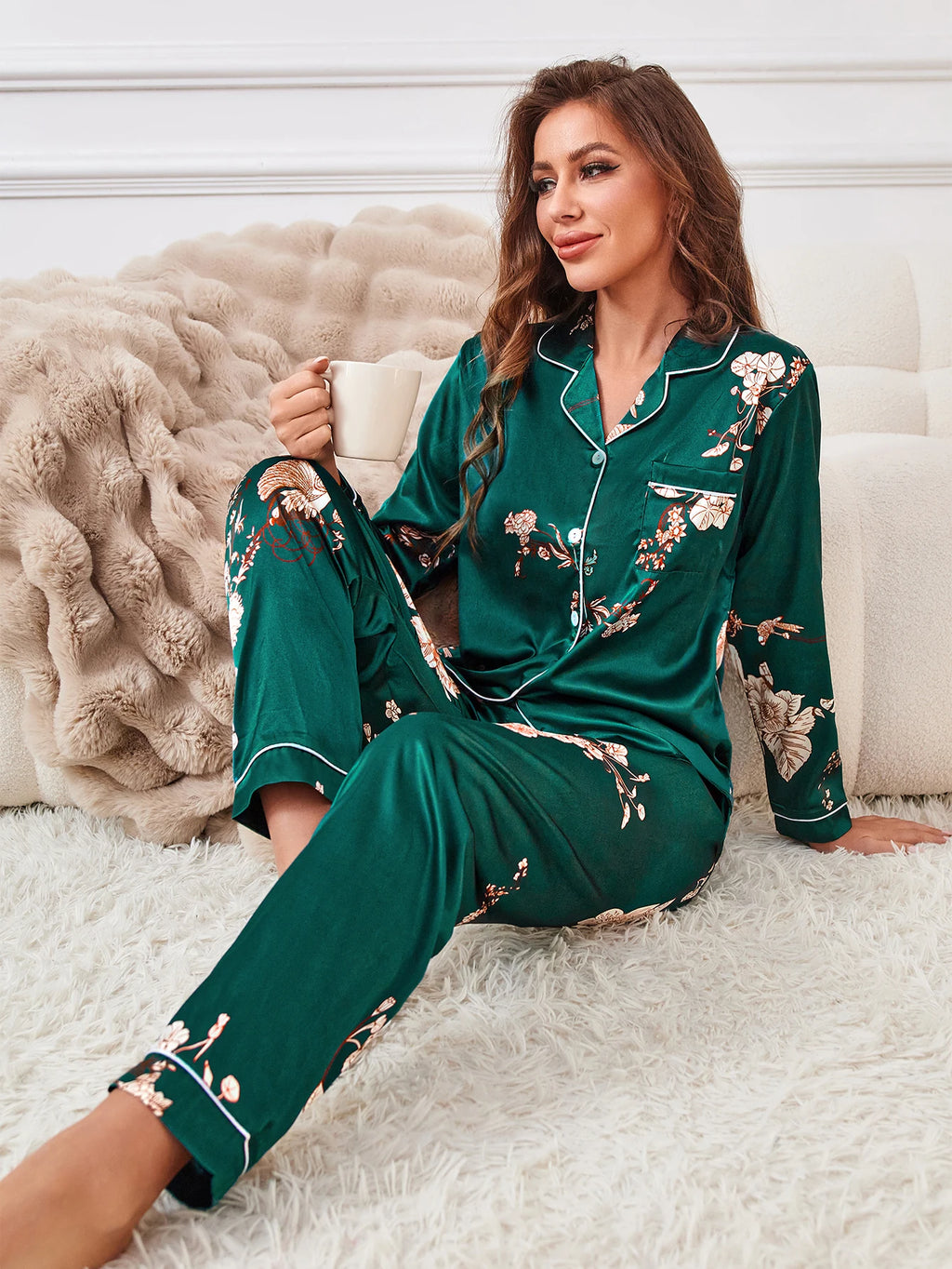 Pijama satinado floral con pantalón largo y vivos a contraste